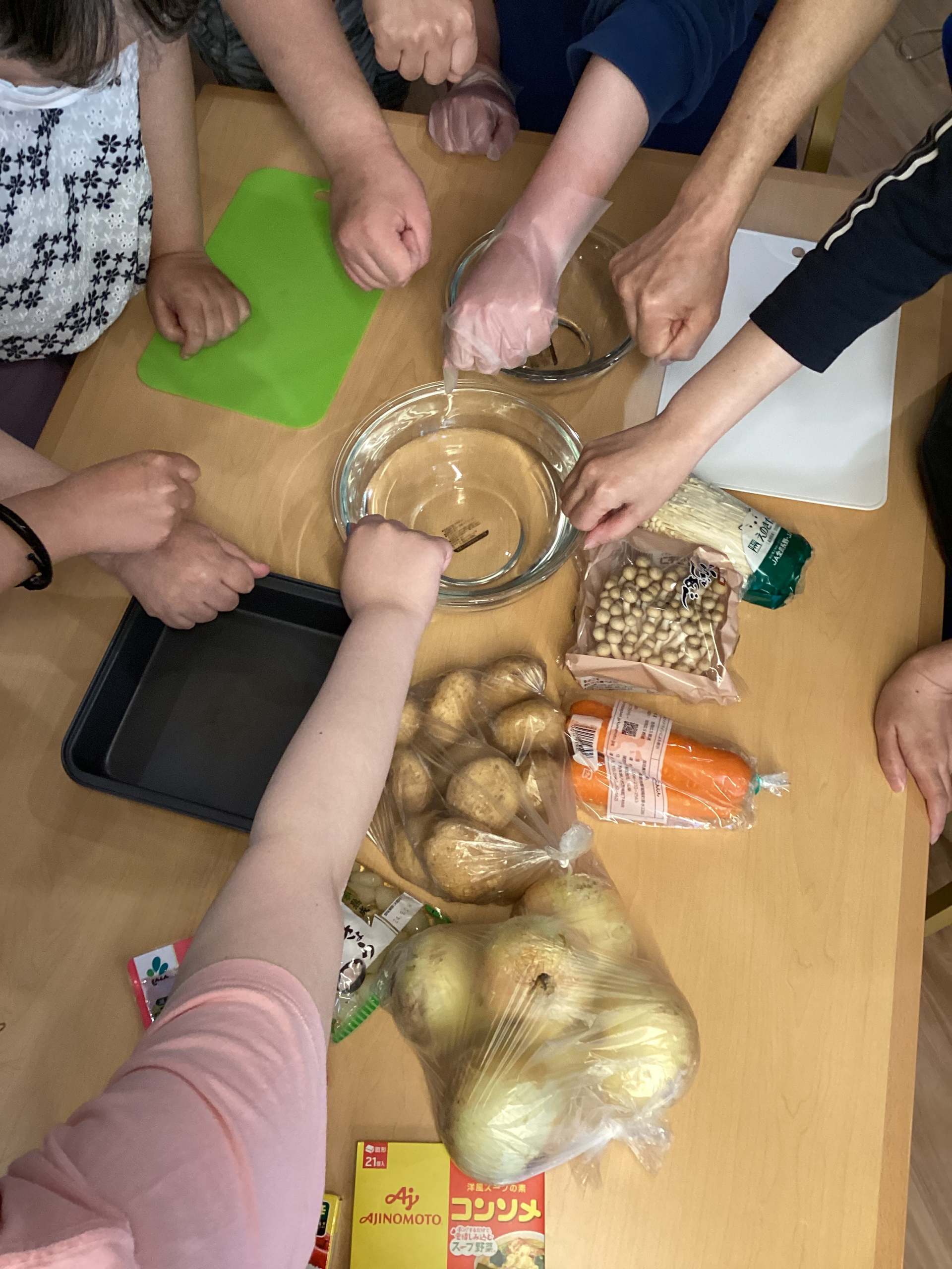 ご入居者の方と一緒に食事イベント♪